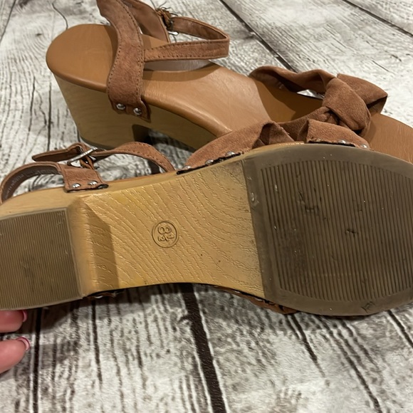 Universal Thread Sandal Size 8.5 - Picture 6 of 7